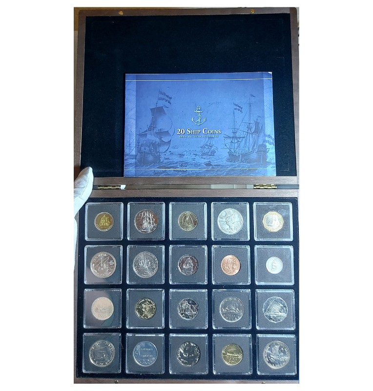 Colección de 20 monedas de diferentes países del mundo que presentan diseños de barcos y naves marítimas grabados en su superficie.