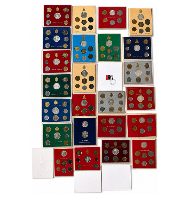 Colección de 24 set de monedas del Vaticano. Incluyen monedas de plata. Diferentes fechas